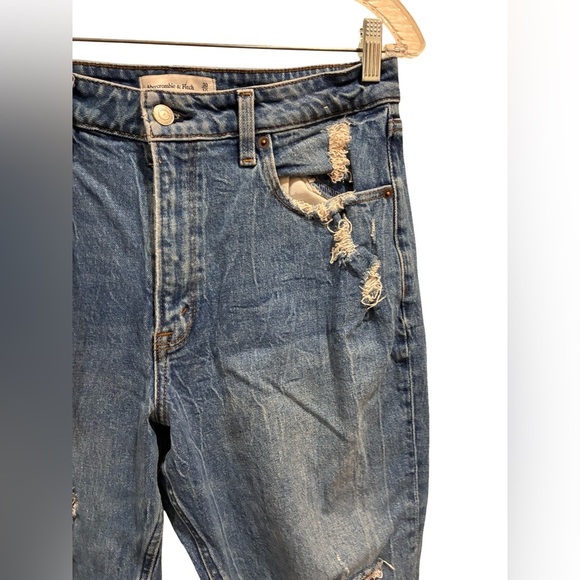 Abercrombie & Fitch Curve Love High Rise Mom
Jeans Medium Wash Distressed - Picture 4 of 8